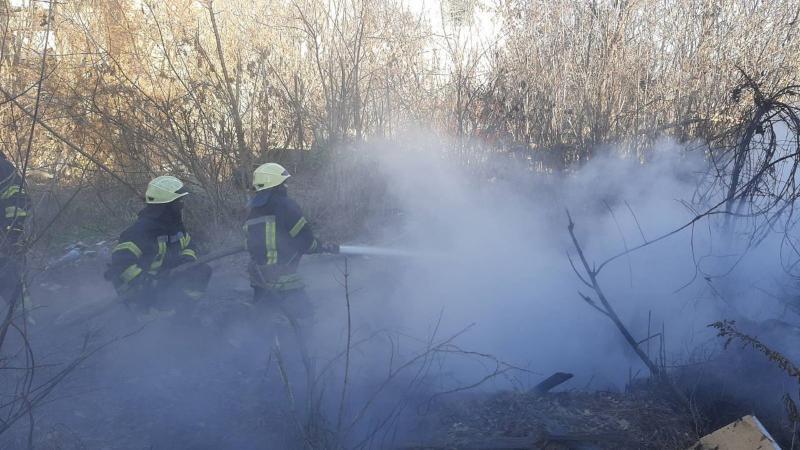 Столичні вогнеборці загасили пожежу у колекторі теплотраси