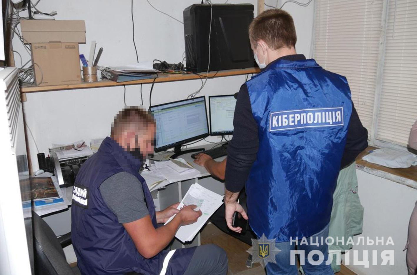 На Хмельниччині слідчі повідомили про підозру членам злочинної групи, що реалізувала фальсифіковані товари
