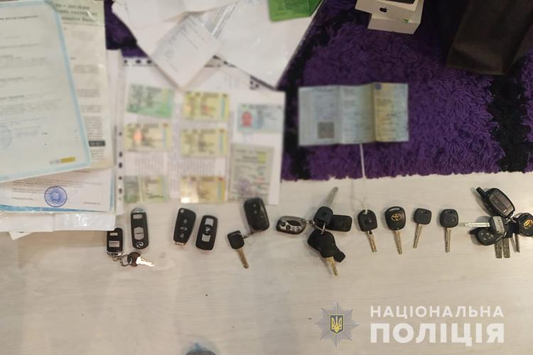 На Тернопільщині оперативники затримали групу осіб за збут фальшивих доларових купюр