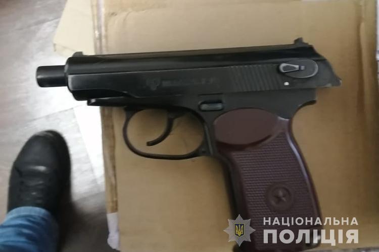 На Тернопільщині оперативники затримали групу осіб за збут фальшивих доларових купюр