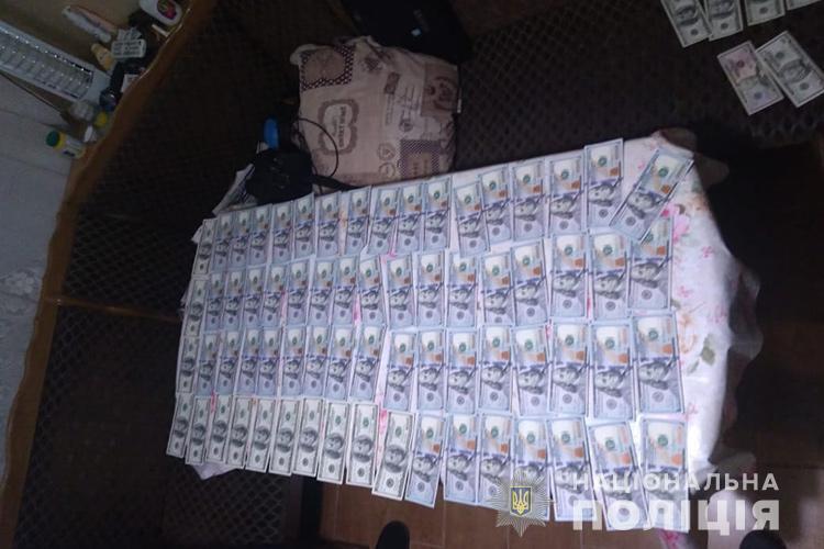 На Тернопільщині оперативники затримали групу осіб за збут фальшивих доларових купюр