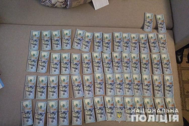 На Тернопільщині оперативники затримали групу осіб за збут фальшивих доларових купюр