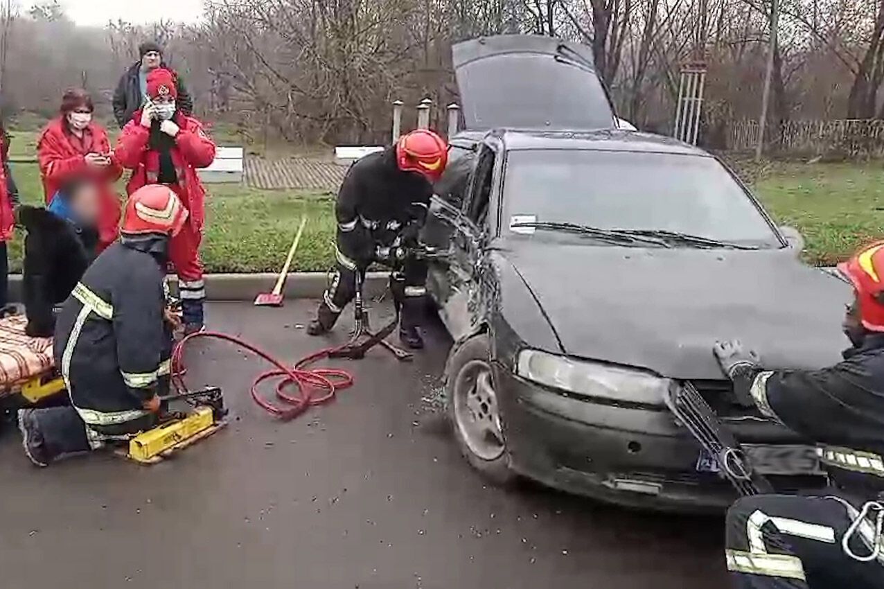 У Хмельницькому рятувальники ліквідували наслідки ДТП, у якій травмувалися дві людини