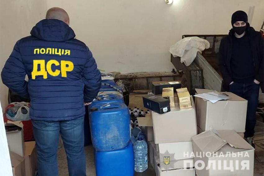 Правоохоронці Хмельниччини викрили групу осіб, яка займалась виготовленням та розповсюдженням алкогольного фальсифікату під виглядом відомих брендів