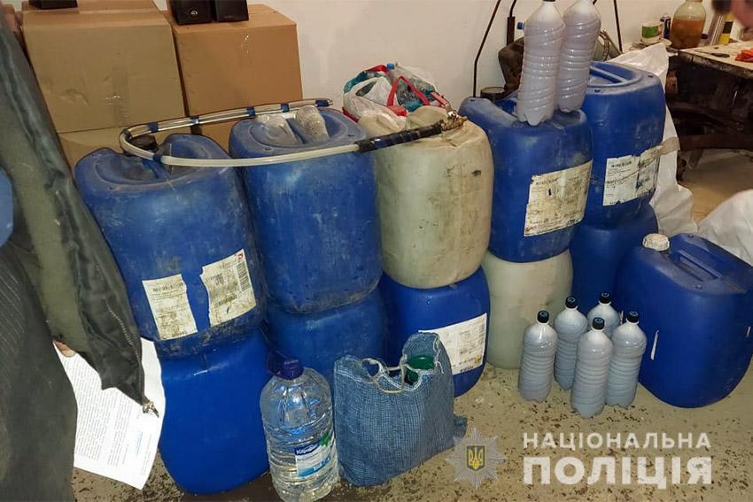 Правоохоронці Хмельниччини викрили групу осіб, яка займалась виготовленням та розповсюдженням алкогольного фальсифікату під виглядом відомих брендів
