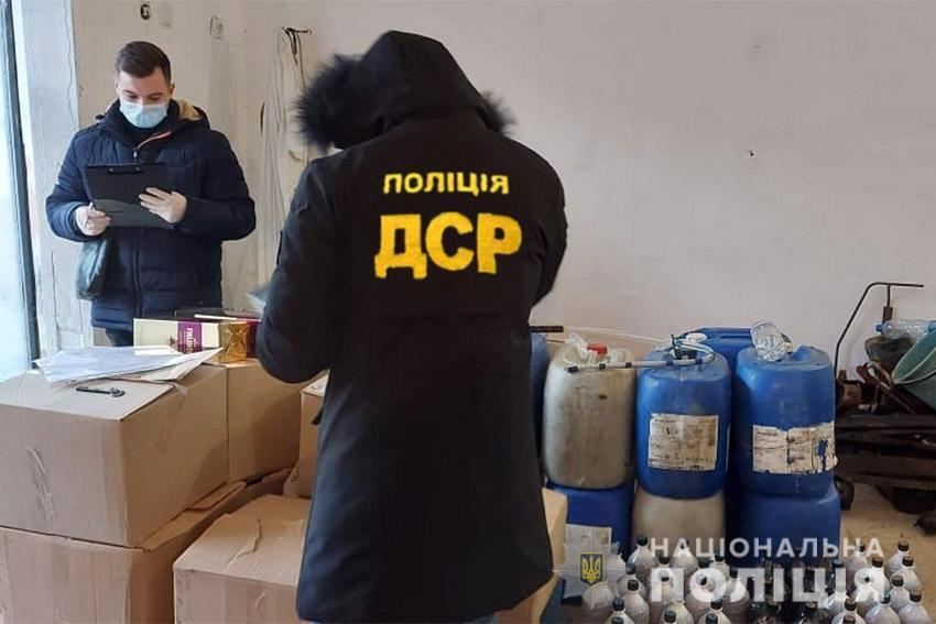 Правоохоронці Хмельниччини викрили групу осіб, яка займалась виготовленням та розповсюдженням алкогольного фальсифікату під виглядом відомих брендів