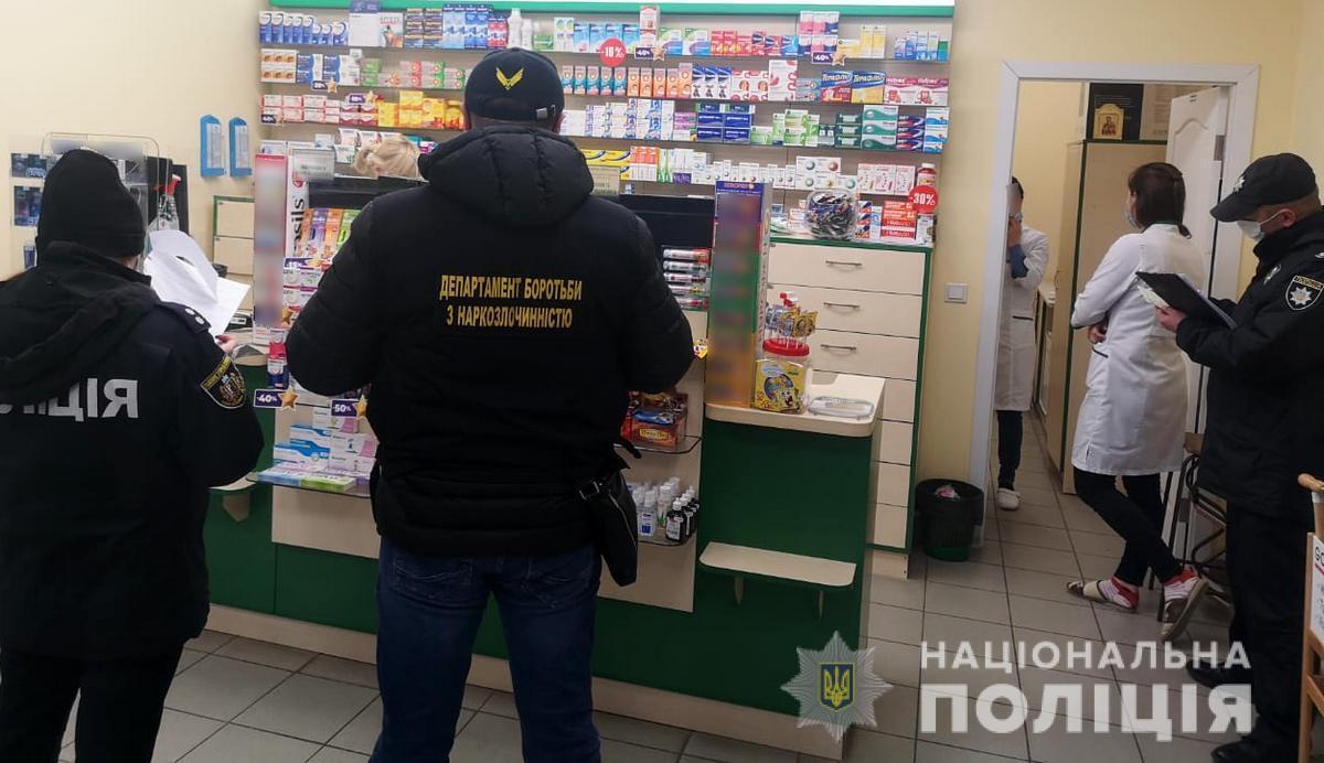 На Буковині поліцейські задокументували декілька фактів незаконного продажу лікарських засобів