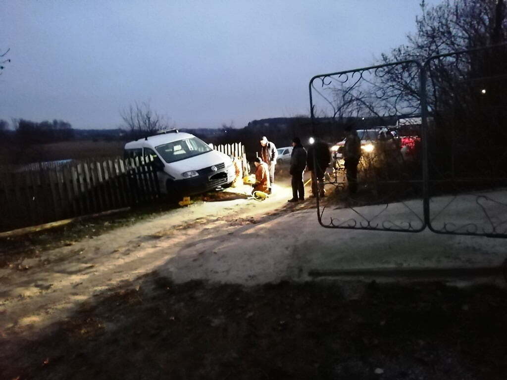 Житомирська область: рятувальники вивільнили чоловіка з-під кузова автомобіля