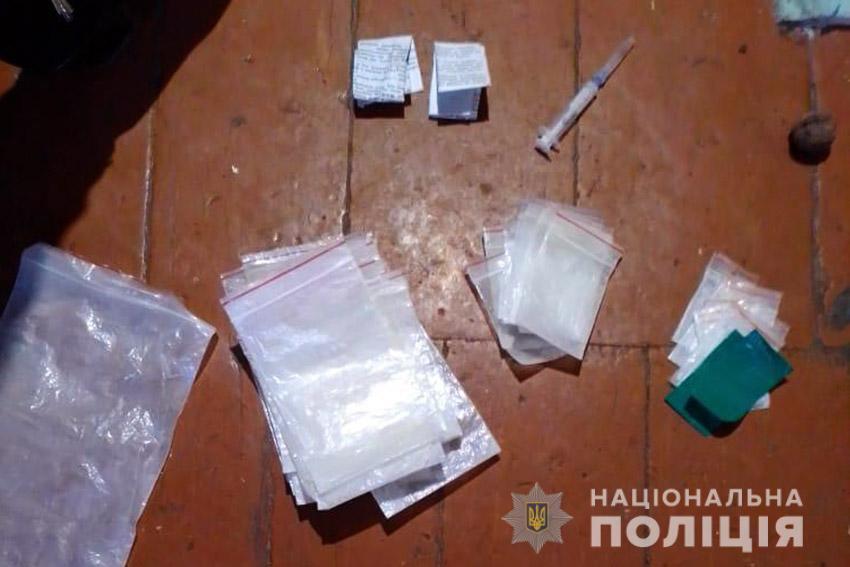 На Хмельниччині слідчі в ході обшуків вилучили велику кількість наркотичних речовин