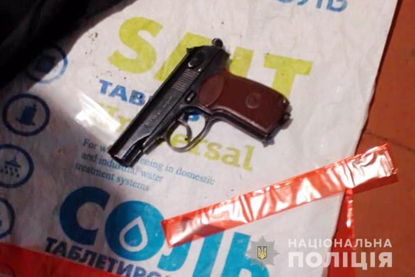 На Хмельниччині слідчі в ході обшуків вилучили велику кількість наркотичних речовин