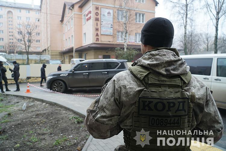 Оперативники Тернополя затримали групу осіб, які викрали авто, позбавили волі чоловіка та вимагали у нього 800 тисяч доларів