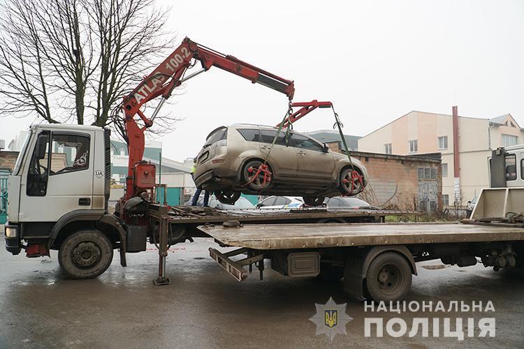 Оперативники Тернополя затримали групу осіб, які викрали авто, позбавили волі чоловіка та вимагали у нього 800 тисяч доларів