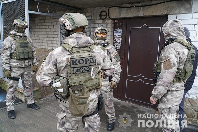 Оперативники Тернополя затримали групу осіб, які викрали авто, позбавили волі чоловіка та вимагали у нього 800 тисяч доларів