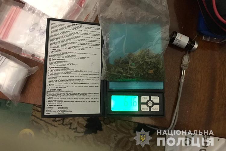 Оперативники управління боротьби з наркозлочинністю вилучили у тернополян наркотики на майже мільйон гривень