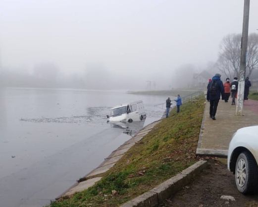 На Львівщині рятувальники допомогли витягнути мікроавтобус з озера  