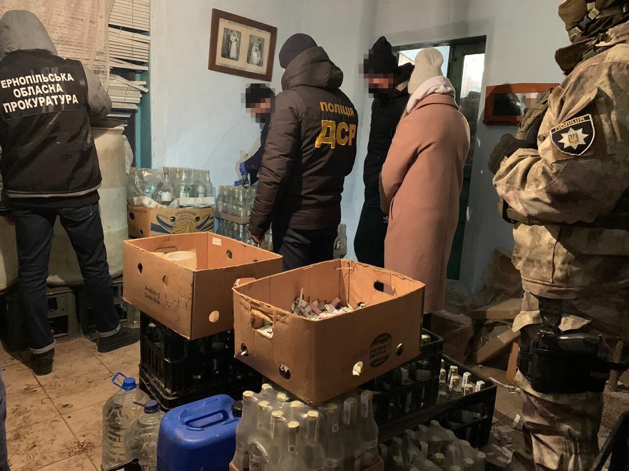 Тернопільські правоохоронці припинили діяльність 3 підпільних цехів, у яких вилучили підакцизні товари на 1,5 млн грн (ФОТО)