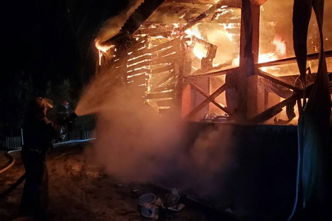 Харківська область: під час намагань загасити пожежу у власній лазні травмувався чоловік (ВІДЕО)