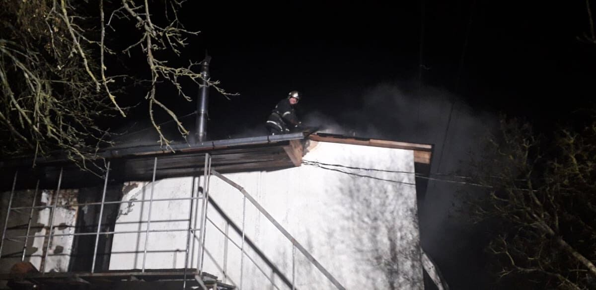 Волинська область: рятувальники ліквідували пожежу у 2-поверховому гаражі