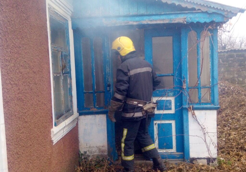 Херсонщина: голопристанські рятувальники гасили пожежу в покинутому будинку