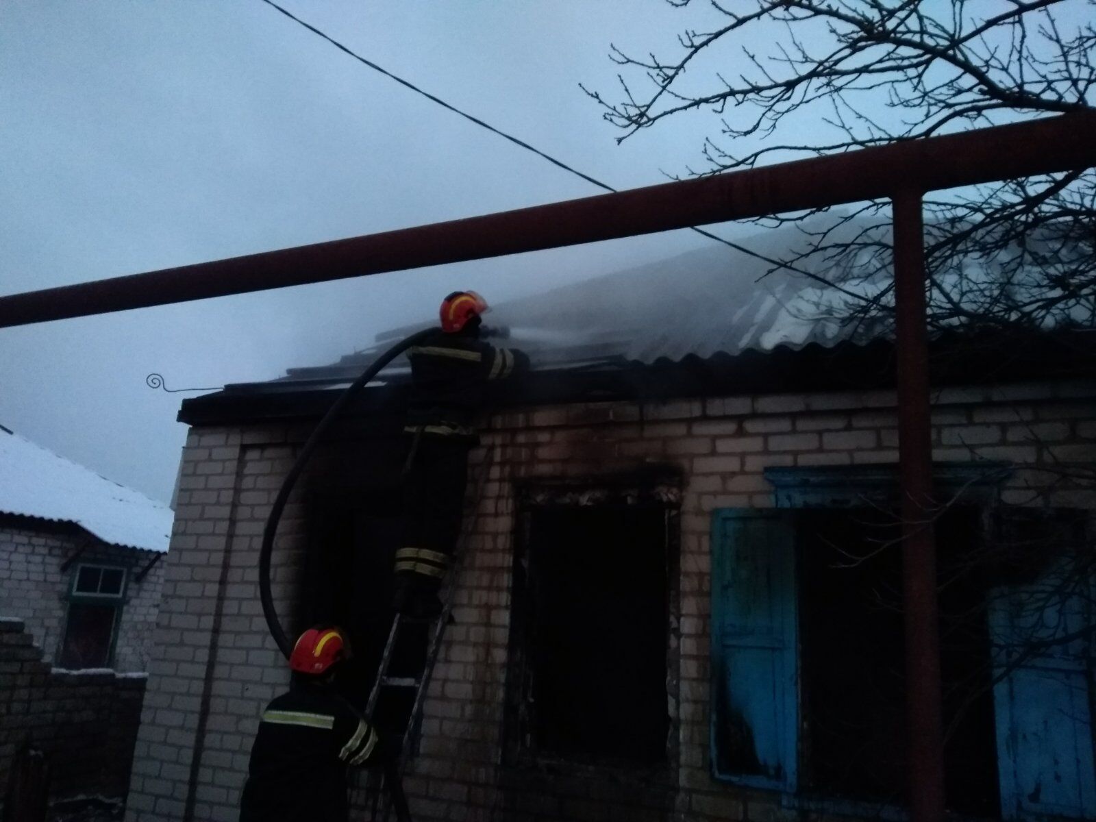Луганська область: рятувальники ліквідували пожежу у покинутому будинку