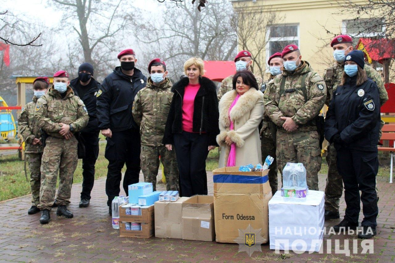 Поліцейські привітали з новорічними святами маленьких вихованців одеського дитячого будинку