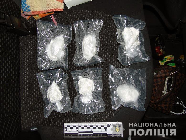 У Києві правоохоронці затримали іноземця за підозрою у збуті кокаїну