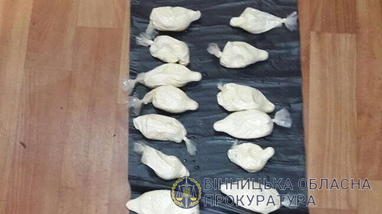 12 років позбавлення волі за збут наркотиків і зброї – засуджено організатора злочинної групи та його спільників (ФОТО)