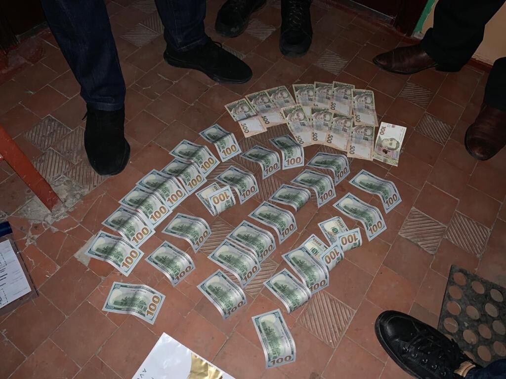 3 тис дол США за укриття доказів - викрито поліцейського на Одещині (ФОТО)