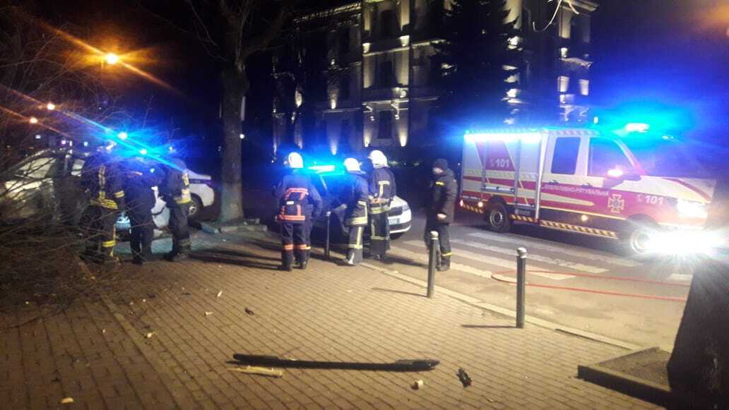 Івано-Франківська облась: Рятувальники ліквідували наслідки ДТП в Івано-Франківську