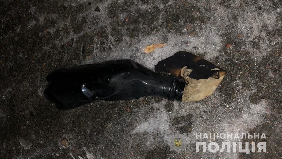 Одеські поліцейські встановлюють особу, яка намагалася підпалити автомобіль місцевої жительки