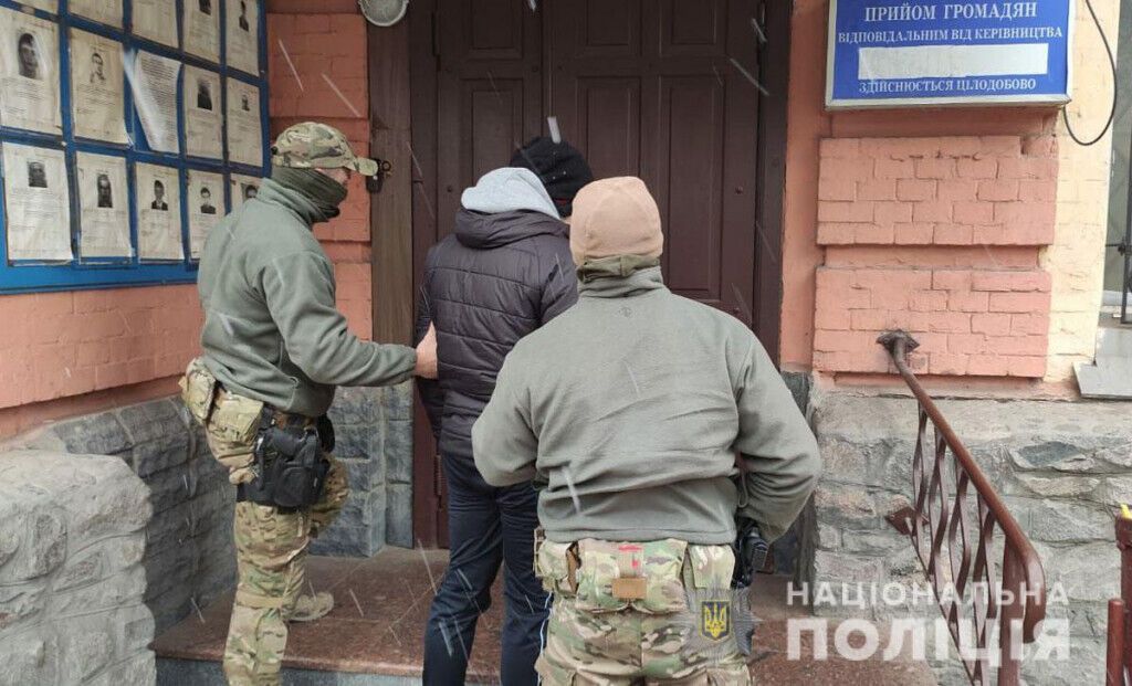 Кіберполіцейські затримали маріупольця за шахрайство у соцмережі