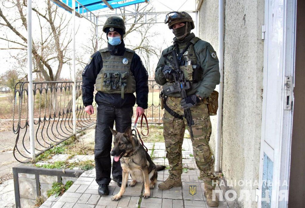 Поліція знешкодила озброєних злочинців і звільнила заручницю: навчальна спецоперація на Донеччині (ВІДЕО)