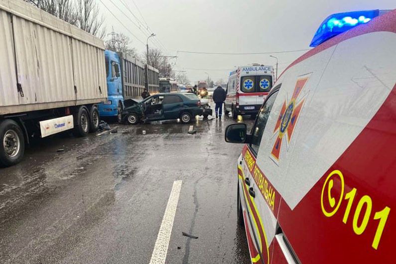 Дніпро: надзвичайники вивільнили водія з металевих конструкцій автомобіля