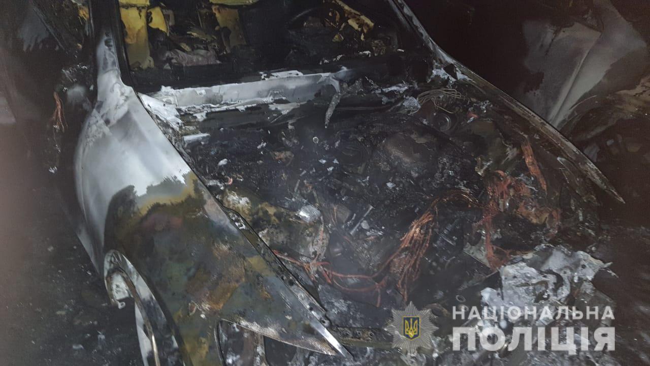 Поліцейські розслідують обставини займання трьох автомобілів на вулиці Маршала Говорова в Одесі