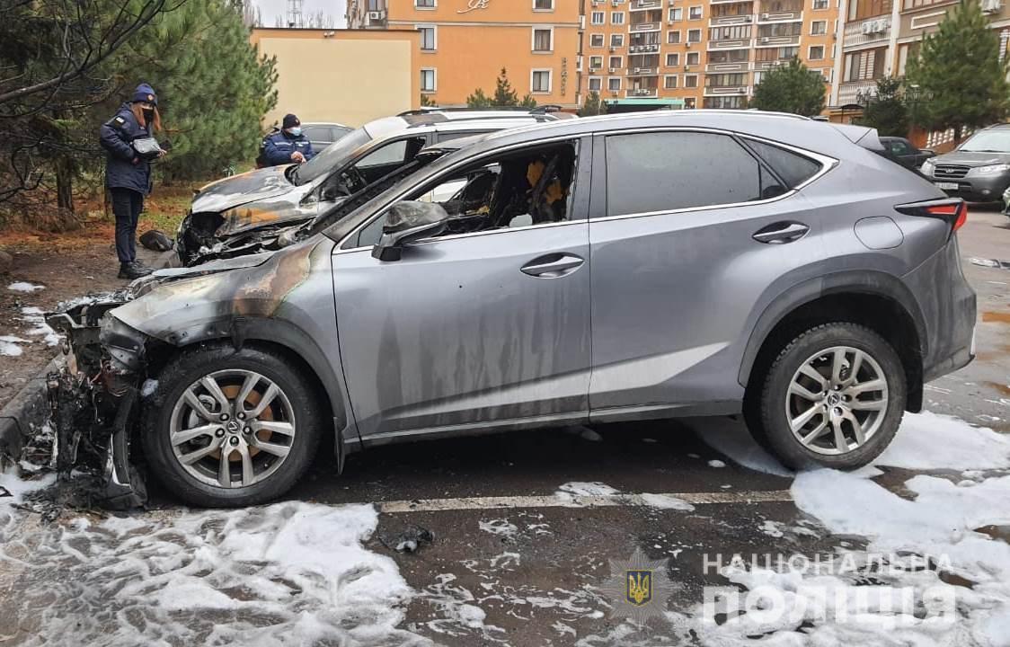 Поліцейські розслідують обставини займання трьох автомобілів на вулиці Маршала Говорова в Одесі