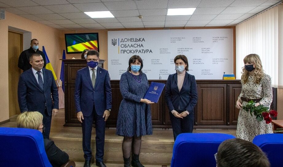 Генеральний прокурор Ірина Венедіктова вручила відзнаки працівникам Донецької обласної прокуратури та привітала з одержанням квартир (ФОТО)