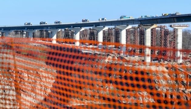 На запорізьких мостах укладають асфальт за німецькою технологією