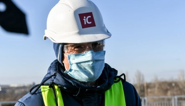 На запорізьких мостах укладають асфальт за німецькою технологією