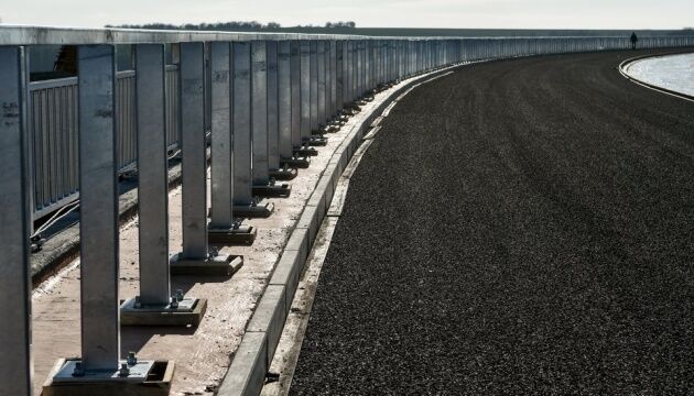 На запорізьких мостах укладають асфальт за німецькою технологією