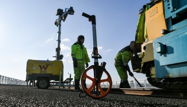 На запорізьких мостах укладають асфальт за німецькою технологією