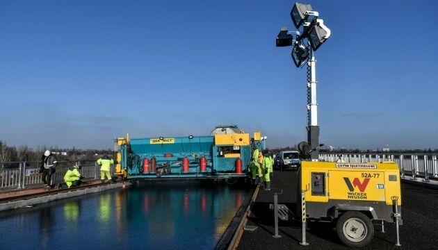 На запорізьких мостах укладають асфальт за німецькою технологією