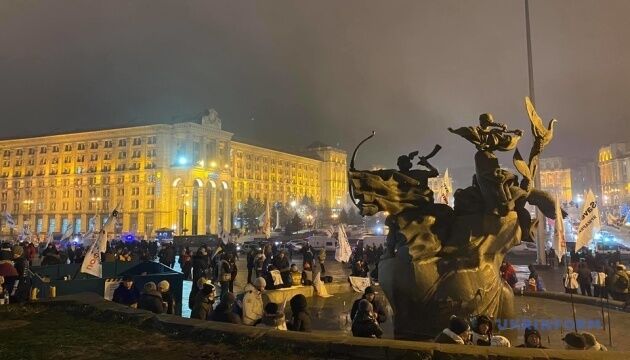На Майдані залишаються кількасот мітингувальників