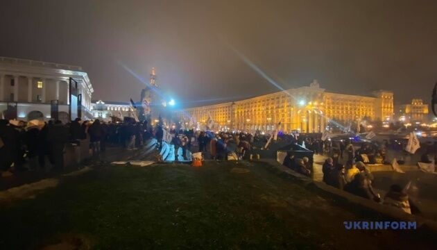 На Майдані залишаються кількасот мітингувальників