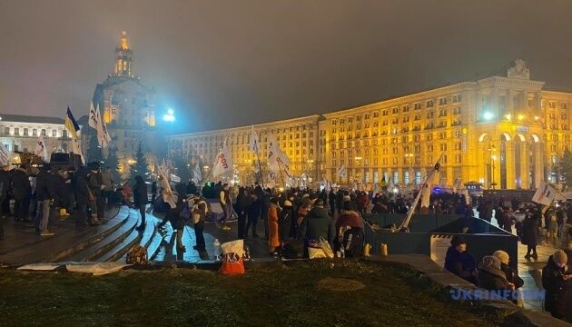 На Майдані залишаються кількасот мітингувальників