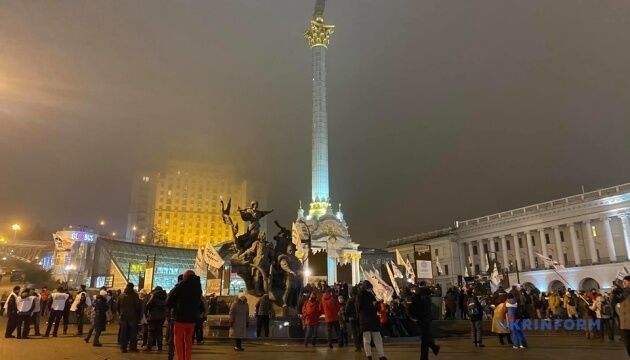На Майдані залишаються кількасот мітингувальників