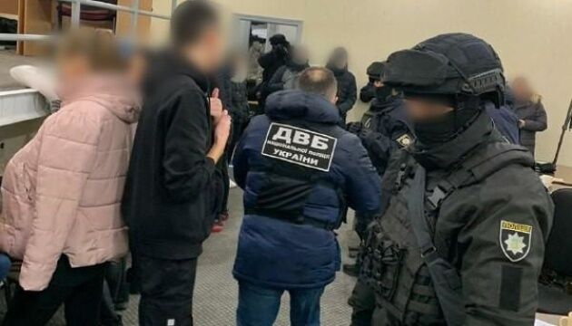 У Харкові викрили три шахрайські «колцентри» з мільйонними оборотами