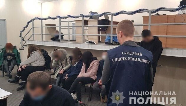 У Харкові викрили три шахрайські «колцентри» з мільйонними оборотами