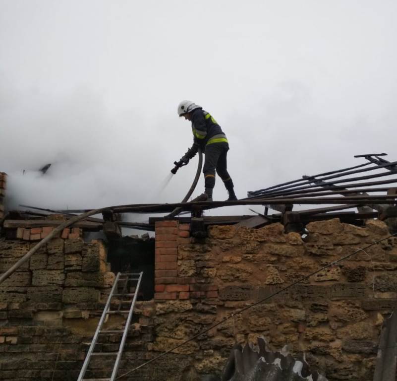 м. Херсон: у Дніпровському районі горів житловий будинок