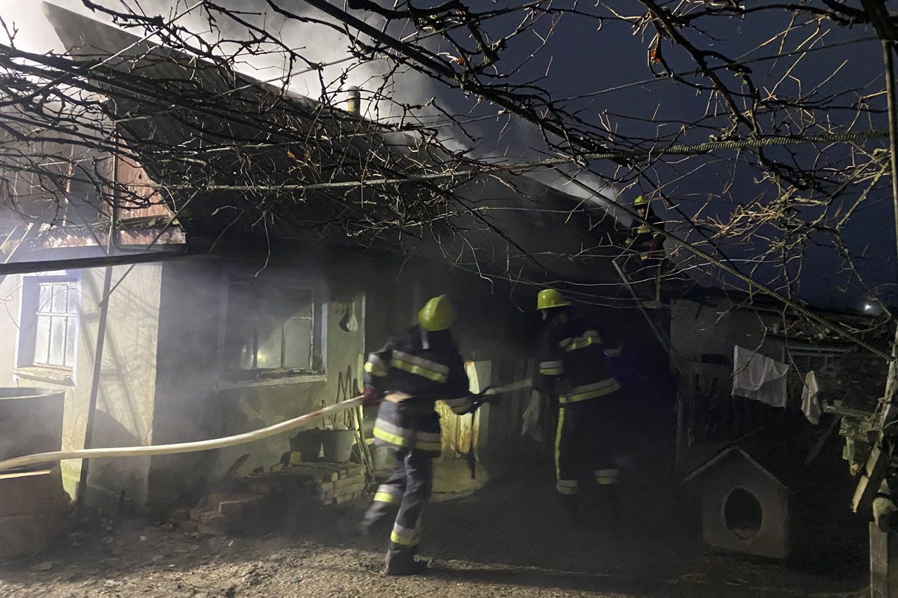 Хмельницька область: надзвичайники ліквідували пожежу в господарчій будівлі, врятувавши від вогню інші споруди домоволодіння