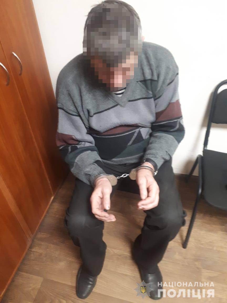 В Одесі поліцейські затримали 64-річного містянина за спричинення смертельних тілесних ушкоджень своєму синові